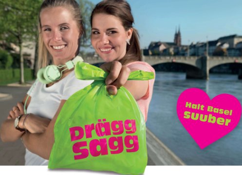 Werbebild zur DräggSagg-Kampagne, zwei junge Frauen stehen am Rheinbord und halten uns einen Plastiksack mit Aufschrift DräggSagg entgegen.
