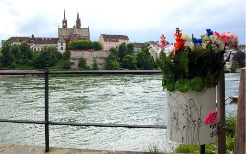 Ein künstlerisch gestallteten Abfalleimer am Rheinbord