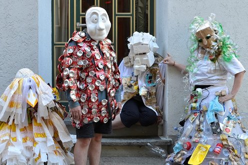 Die Schauspieler der Litter Lemons mit Kostümen aus Abfall