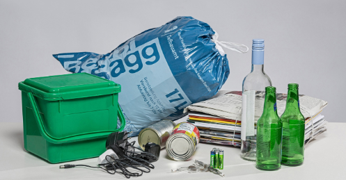 Bebbi-Sagg mit verschiedenen recyclierbaren Gegenständen