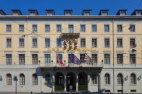 Das Hotel Les Trois Rois mit gelber Fassade
