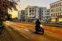 Motorrad auf breiter Strasse