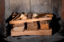 Holzstapel im Ofenraum
