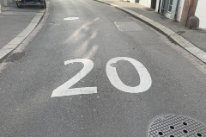 Markierung einer Tempolimite 20 auf Strasse.