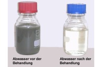 Zwei Flaschen mit Gewerbeabwasser im Zu- und Ablauf einer Vorbehandlungsanlage.